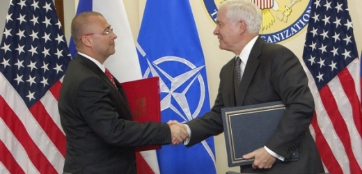 Ministři obrany Česka a Spojených států Martin Barták a Robert Gates.